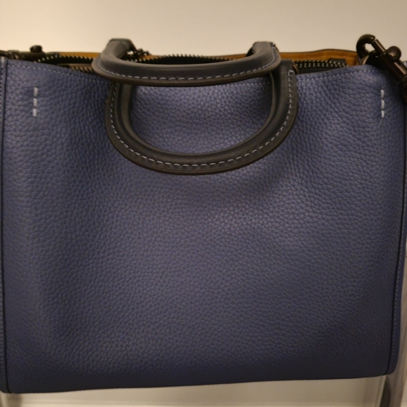 Coach Rogue - Picture 2 of 10